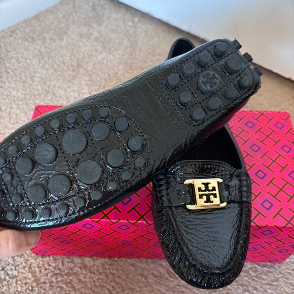 Tory Burch Kendrick driving loafers in black patent leather - Picture 4 of 12